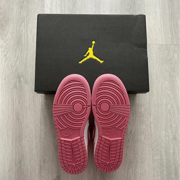 Air Jordan 1 (GS) Valentines Day - Picture 2 of 4